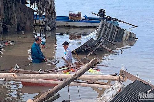 Sạt lở nhấn chìm 4 nhà dân ở Cà Mau