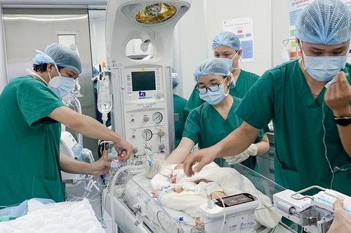 Cứu trẻ 4 ngày tuổi mắc dị tật thoát vị hoành