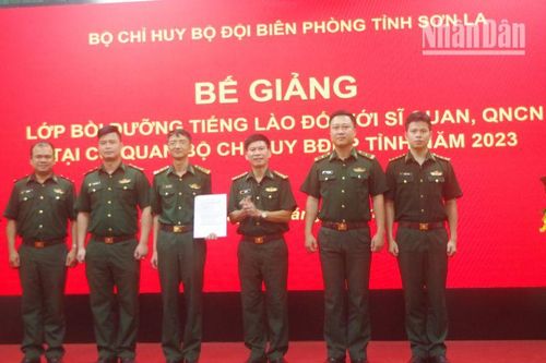 Trao giấy chứng nhận tiếng Lào cho 43 sĩ quan, quân nhân chuyên nghiệp