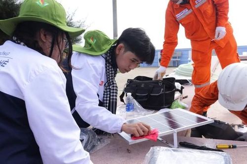 'Màu áo tình nguyện' mang niềm vui cho người dân đảo Phú Quý