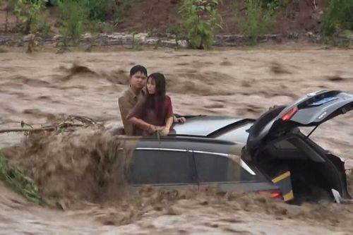 Chùm ảnh mưa lũ tàn phá ghê gớm tại Trung Quốc
