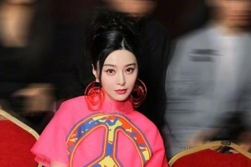 Phạm Băng Băng chọn đầm hồng rực rỡ dự show thời trang tại Pháp