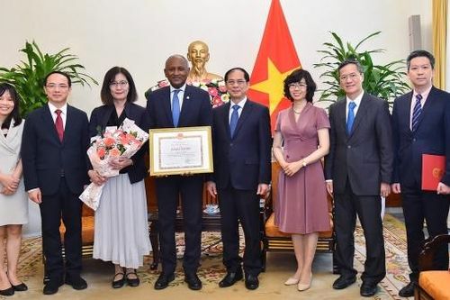 Bộ Ngoại giao trao tặng Bằng khen cho Trợ lý Tổng Giám đốc UNESCO về Ưu tiên châu Phi và Quan hệ đối ngoại