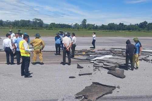 Báo cáo sự cố bong, tróc đường cất hạ cánh tại sân bay Vinh