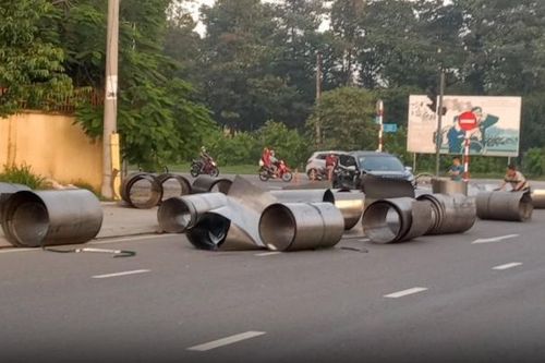 Bình Dương: Xe đầu kéo ôm cua, hàng chục cuộn tôn lăn xuống đường