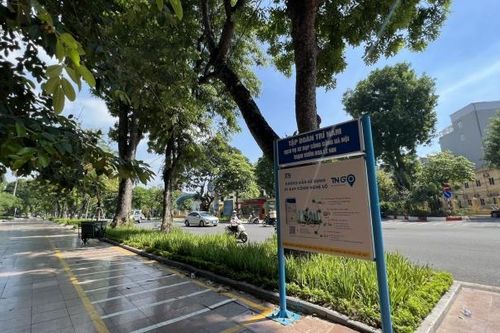 Hà Nội: Lỡ hẹn, trạm xe điện công cộng bỏ không, nhếch nhác