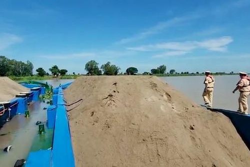 Công an bắt quả tang 3 sà lan chở 1.000m3 cát không rõ nguồn gốc