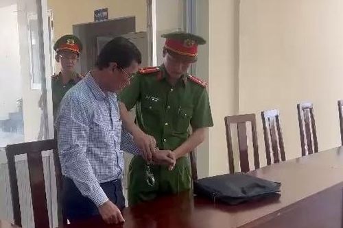 Bắt tạm giam một bác sĩ làm giả giấy khám sức khỏe