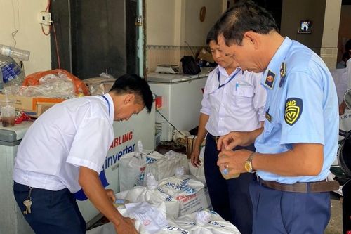 Cần Thơ: Phát hiện hơn 1 tấn đùi gà Mỹ, đùi lợn hết hạn sử dụng