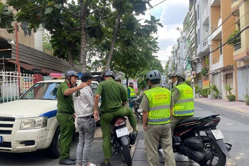 Đi dán quảng cáo trái phép trong lúc 'phê' ma túy