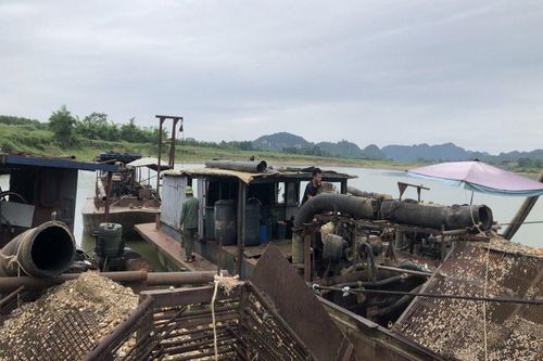 Bắt quả tang 2 tàu hút cát trái phép trên sông Mã