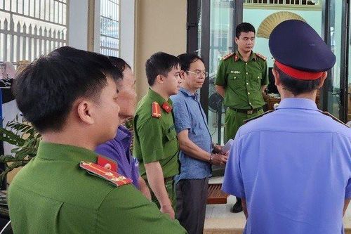 Giám đốc Chi nhánh Văn phòng đăng ký đất đai làm sai lệch hồ sơ địa chính