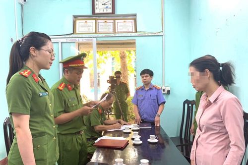 Khởi tố 3 đối tượng giả mạo trong công tác