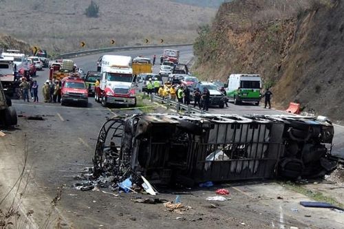 Xe buýt đâm vào khe núi ở Mexico, 27 người thiệt mạng
