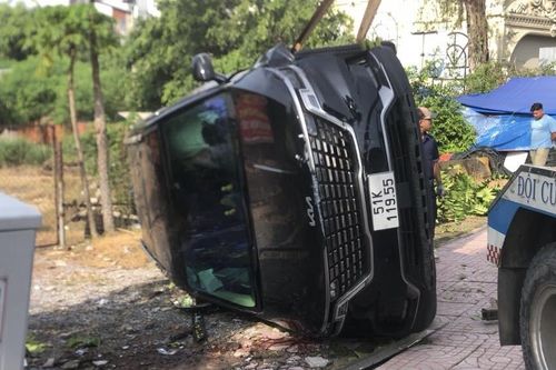 Ô tô chở 3 người ở TP.HCM lao lên vỉa hè, tông gãy cây xanh rồi lật nhào