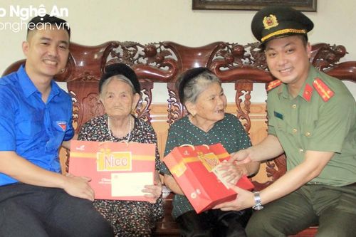 Trao tặng các công trình an sinh trị giá hàng trăm triệu đồng trong 'Hành trình về quê hương cách mạng'