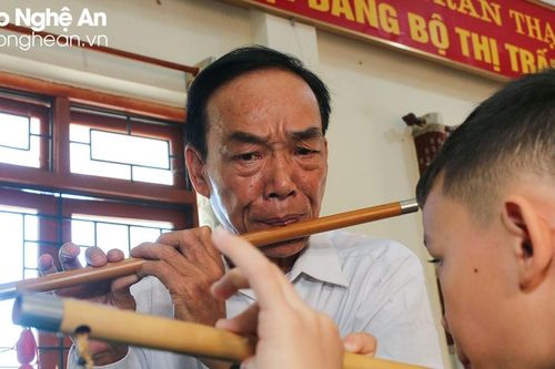 Dạy nhạc cụ dân tộc cho trẻ em miền núi trong ngày Hè