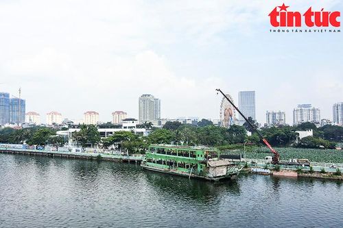 Du thuyền cũ nát cuối cùng đang được tháo dỡ trả lại cảnh quan cho Hồ Tây