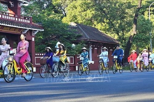 Lan tỏa hình ảnh áo dài Huế đến cộng đồng