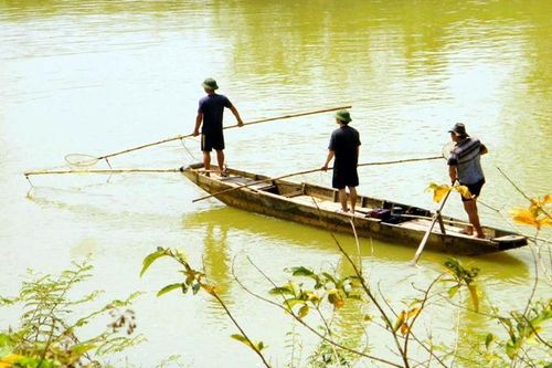 Liên tiếp phát hiện người dân dùng kích điện bắt cá trên sông Đà