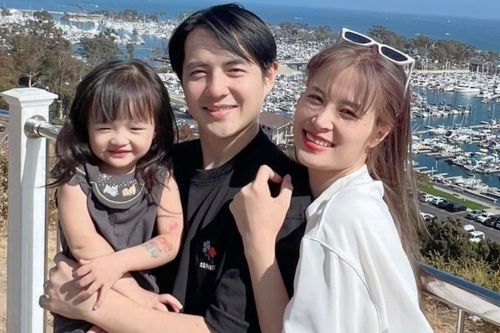 Ái nữ nhà Đông Nhi vi vu cùng ba mẹ, fan 'cạn lời' với loạt biểu cảm tấu hài