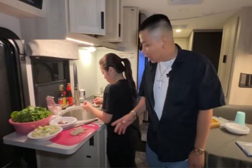Khoa Pug lái ngôi nhà di động phượt trên đất Mỹ, cô gái lạ đồng hành gây tò mò