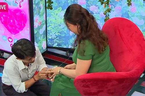 Vừa gặp đã 'yêu', trai tân U45 quỳ gối tặng nhẫn cho người phụ nữ hai đời chồng