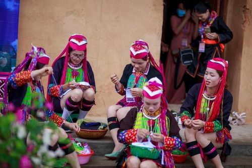 Mở lớp thêu tay, viết chữ giữ gìn bản sắc văn hóa truyền thống của các dân tộc thiểu số