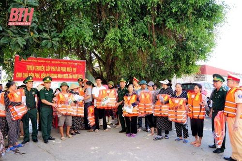 Cấp phát áo phao miễn phí cho chủ bến phà, bến đò và hành khách