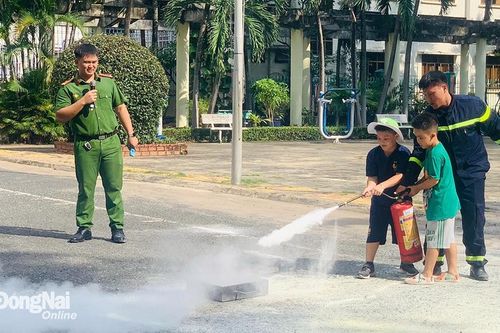 450 thiếu nhi trải nghiệm Một ngày làm chiến sĩ phòng cháy chữa cháy