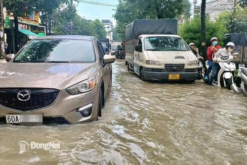 Ngã ba Trảng Dài ngập, kẹt xe sau cơn mưa lớn