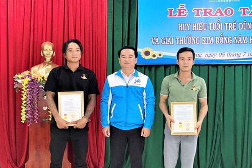 2 thanh niên huyện Chư Prông được trao tặng huy hiệu 'Tuổi trẻ dũng cảm'