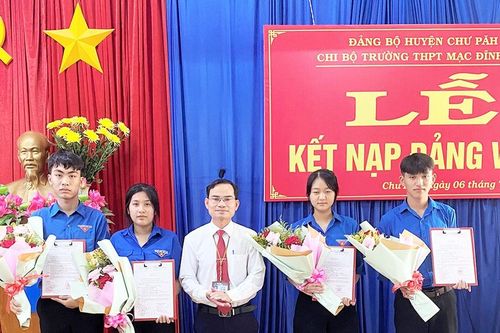Chi bộ Trường THPT Mạc Đĩnh Chi kết nạp 4 học sinh vào Đảng