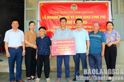 Hội Nông dân tỉnh trao kinh phí hỗ trợ xây nhà cho hội viên nông dân có hoàn cảnh khó khăn tại Văn Quan