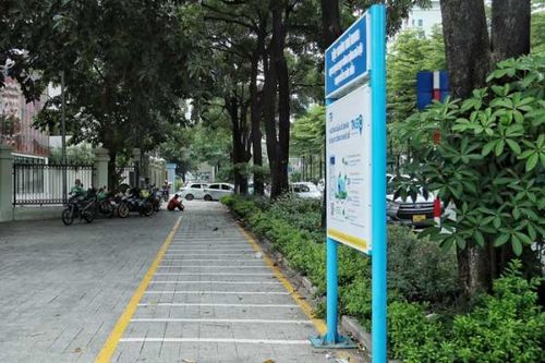 Người dân Thủ đô 'dài cổ' chờ xe đạp công cộng