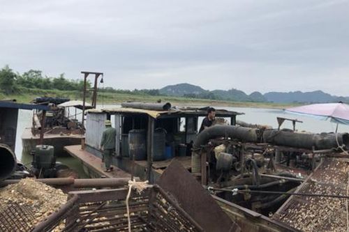 Bắt quả tang 2 tàu khai thác cát trái phép trên Sông Mã