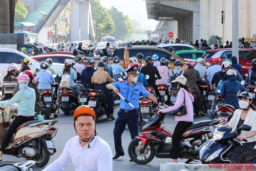 Đường Nguyễn Trãi tiếp tục bị 'bóp nghẹt', giao thông hỗn loạn, người dân đi ngược chiều