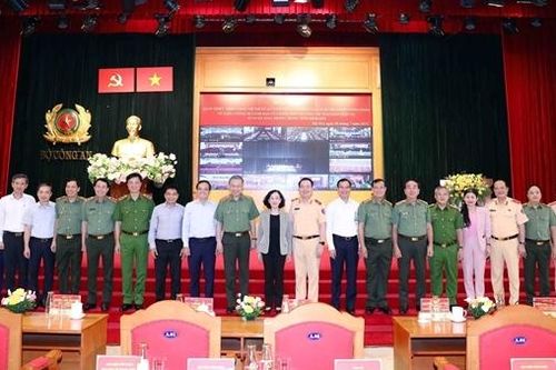 Cán bộ giữ vị trí càng cao càng phải gương mẫu trong đảm bảo trật tự, an toàn giao thông