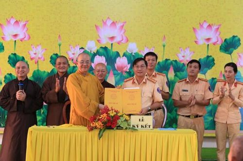 Tăng ni phật tử đồng hành cùng CSGT đảm bảo trật tự an toàn giao thông