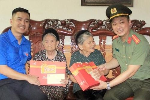 Đoàn thanh niên Văn phòng Bộ Công an phối hợp trao tặng nhiều công trình có ý nghĩa