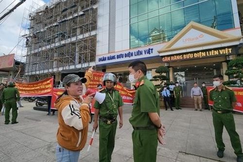Nhiều người 'sập bẫy' lừa đảo của nhân viên ngân hàng