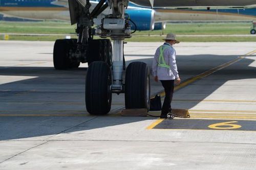 Các sân bay tăng cường kiểm soát vật thể lạ trên đường băng