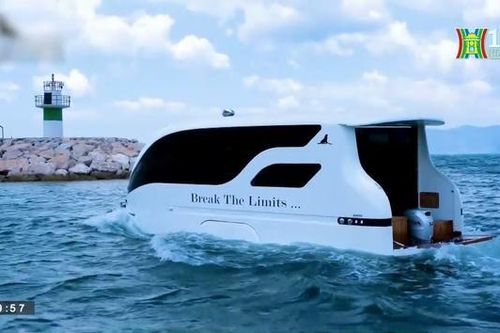 Xe caravan có thể chạy trên mặt nước