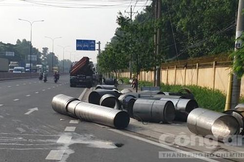 Xe đầu kéo ôm cua, nhiều cuộn tôn lăn xuống đường trong KCN Sóng Thần
