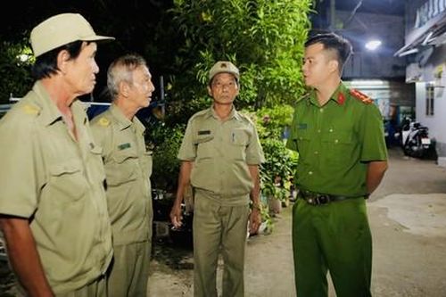 Công an Phường 25, quận Bình Thạnh giúp dân vượt khó