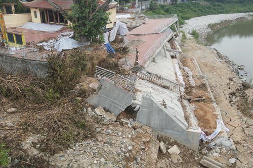 Cận cảnh công trình kè sông Phó Đáy mới xây đã bị sập