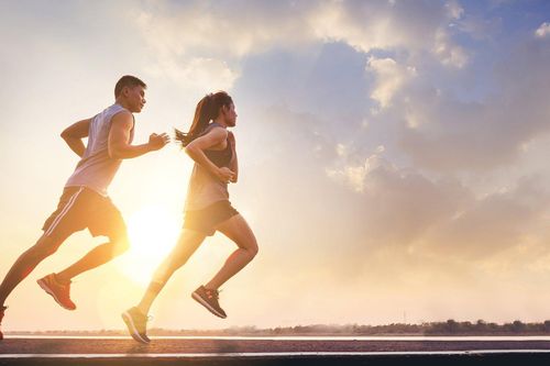 Sự khác biệt giữa chạy bộ 30 phút buổi sáng và đi bộ 60 phút buổi tối