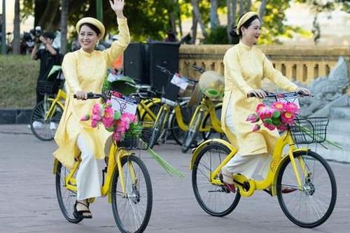 Huế thêm đẹp với hàng trăm người mặc áo dài đạp xe