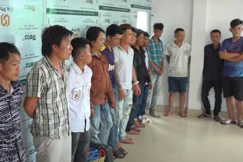 Hàng chục người đi trên 4 ô tô xông vào nhà dân đánh người