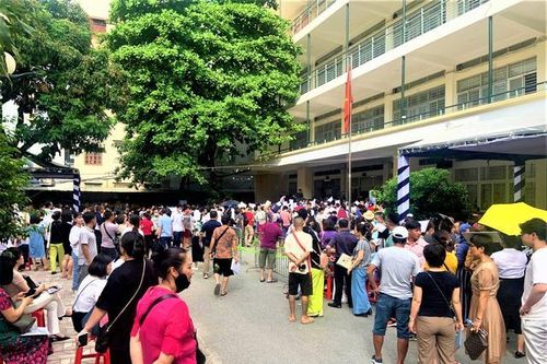 Giải pháp nào để phụ huynh không phải xếp hàng xuyên đêm nộp hồ sơ học cho con?